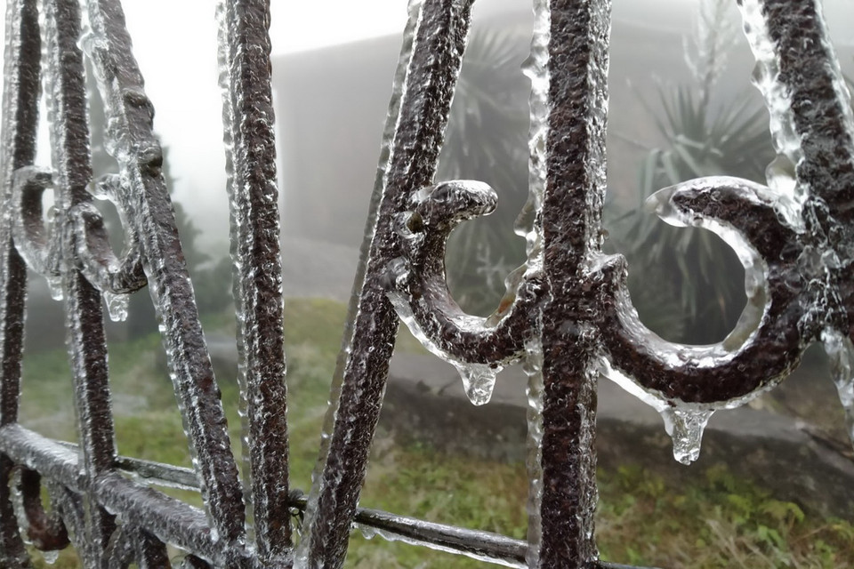 Băng giá đọng trên những khung sắt. (Ảnh: Anh Tuấn/TTXVN)