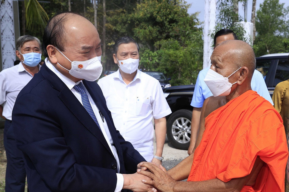 Hòa thượng Đào Như, Phó Chủ tịch Hội đồng Trị sự Trung ương Giáo hội Phật giáo Việt Nam, Trưởng Ban Trị sự Phật giáo thành phố Cần Thơ, Viện trưởng Học viện Phật giáo Nam tông Khmer đón Chủ tịch nước Nguyễn Xuân Phúc. (Ảnh: Thống Nhất/TTXVN)