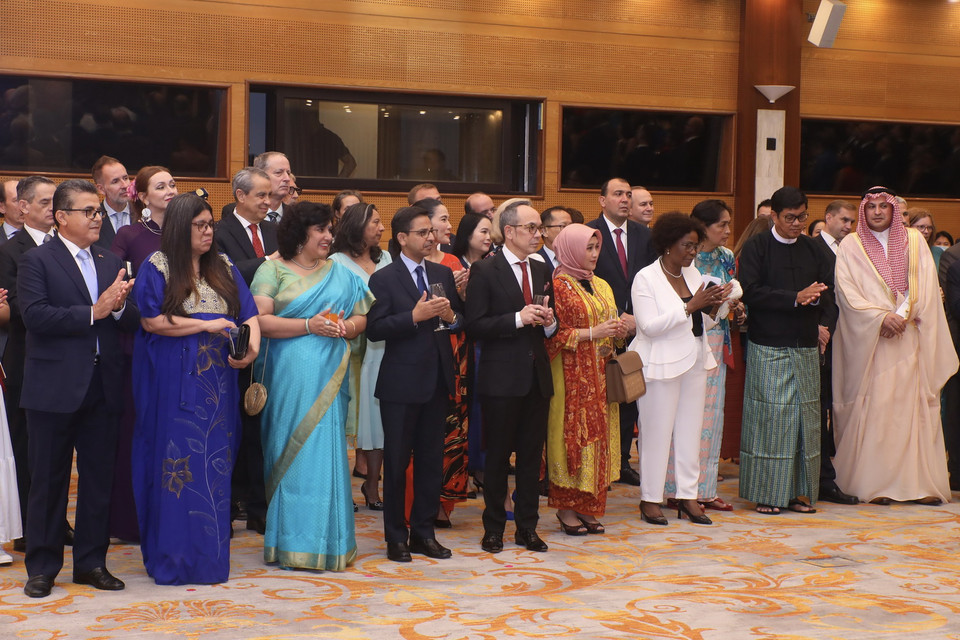 Các vị đại sứ, đại biện, trưởng đại diện các tổ chức quốc tế tại Hà Nội dự lễ kỷ niệm. (Ảnh: Lâm Khánh/TTXVN)