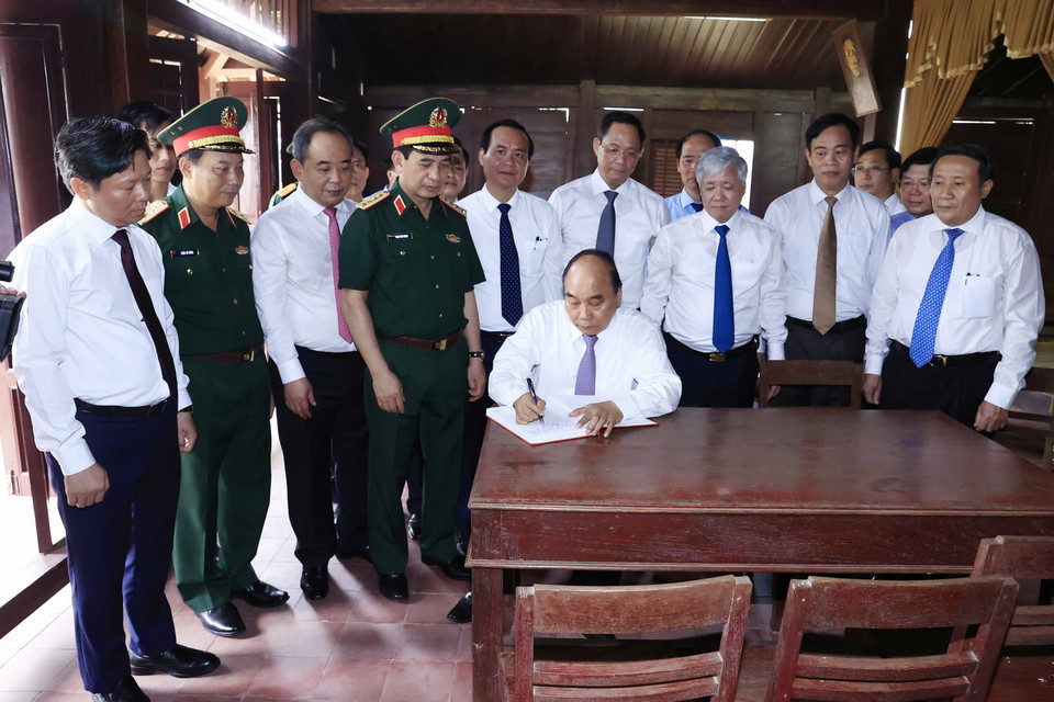 Chủ tịch nước Nguyễn Xuân Phúc viết lưu bút tại Khu lưu niệm Tổng Bí thư Lê Duẩn. (Ảnh: Thống Nhất/TTXVN)