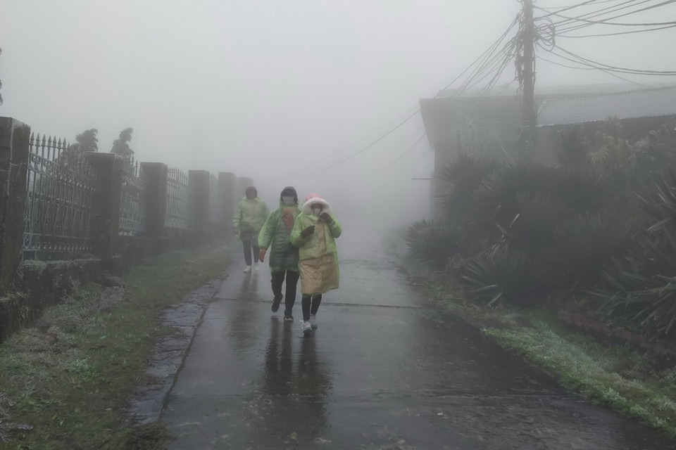  Du khách thực hiện nghiêm các biện pháp phòng dịch COVID-19. (Ảnh: Anh Tuấn/TTXVN)