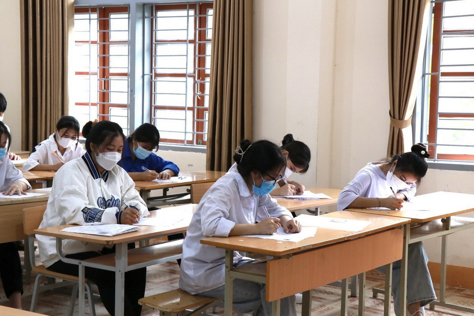 Thí sinh dự thi môn Ngữ văn tại điểm thi trưởng Phổ thông dân tộc nội trú tỉnh Sơn La. (Ảnh: Hữu Quyết/TTXVN)