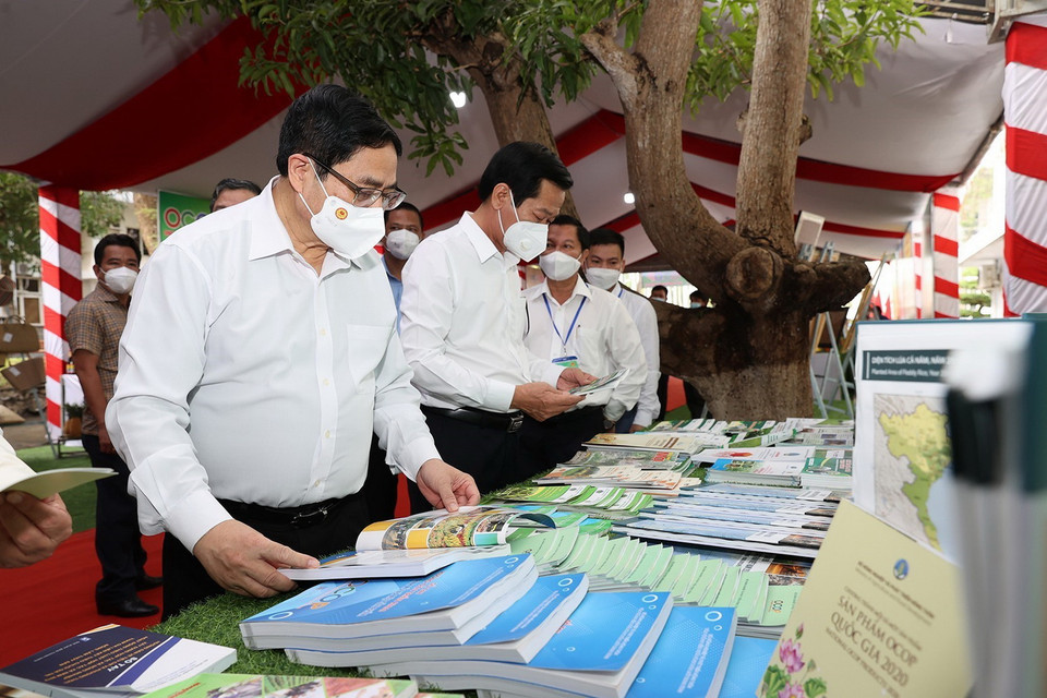 Thủ tướng tham quan tại trưng bày các sản phẩm nông nghiệp. (Ảnh: Dương Giang/TTXVN)