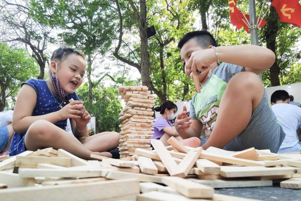 Các em nhỏ háo hức với trò chơi cùng gỗ. (Ảnh: Thanh Tùng/TTXVN)