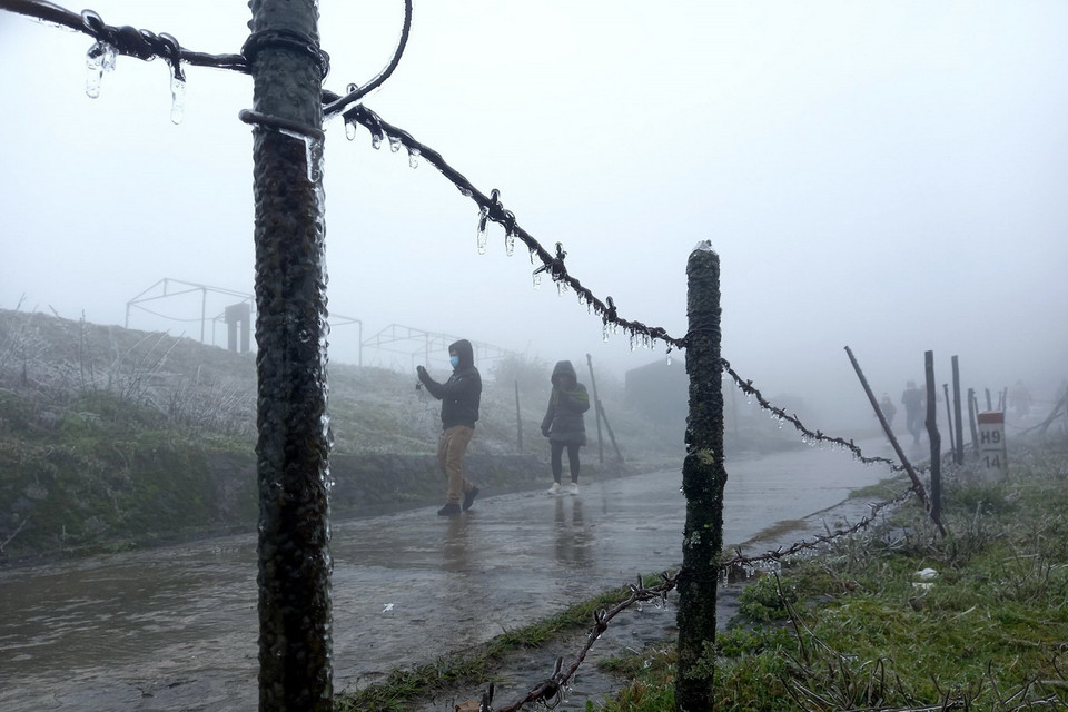 Du khách chụp ảnh băng giá tại Khu du lịch Mẫu Sơn. (Ảnh: Anh Tuấn/TTXVN)