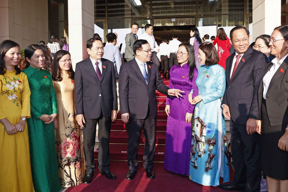 Chủ tịch Quốc hội Vương Đình Huệ nói chuyện với đại biểu. (Ảnh: Doãn Tấn/TTXVN)