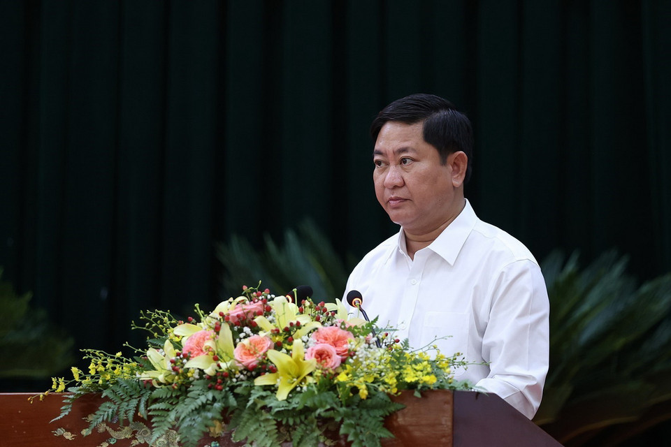 Chủ tịch UBND tỉnh Ninh Thuận Trần Quốc Nam báo cáo tình hình kinh tế-xã hội của địa phương. (Ảnh: Dương Giang/TTXVN)