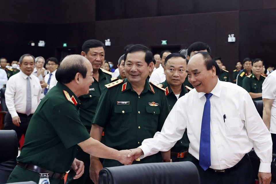 Các đại biểu chào đón Chủ tịch nước Nguyễn Xuân Phúc đến dự hội thảo. (Ảnh: Thống Nhất/TTXVN)