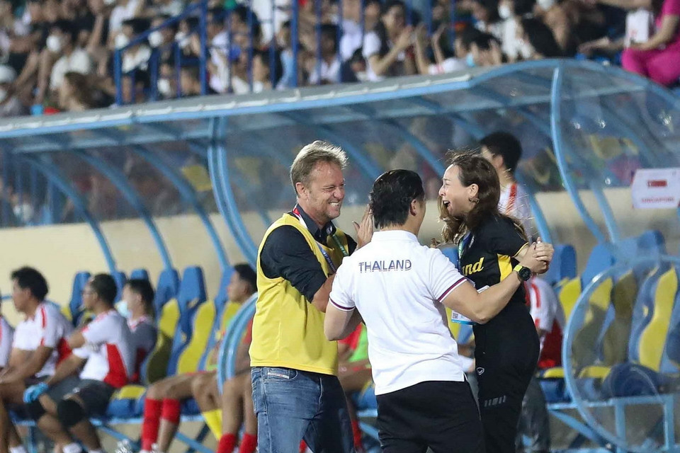 Nữ trưởng đoàn bóng đá Thái Lan Madam Pang cùng HLV trưởng Mano Polking và Ban huấn luyện U23 Thái Lan ăn mừng bàn thắng thứ 5. (Ảnh: Thanh Tùng/TTXVN)