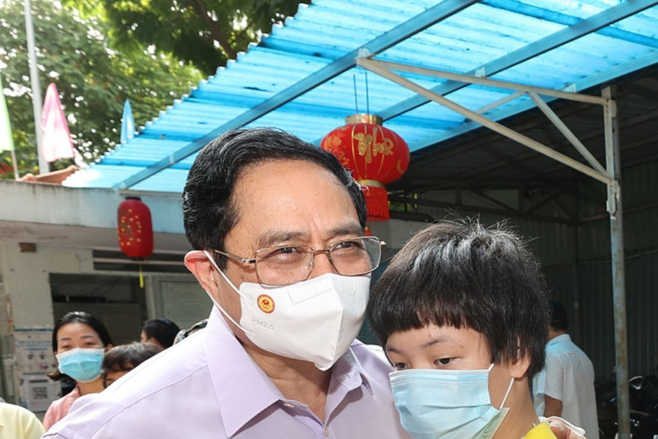  Thủ tướng Phạm Minh Chính với trẻ em đang được chăm sóc tại Trung tâm bảo trợ trẻ tàn tật mồ côi Thị Nghè. (Ảnh: Dương Giang/TTXVN)