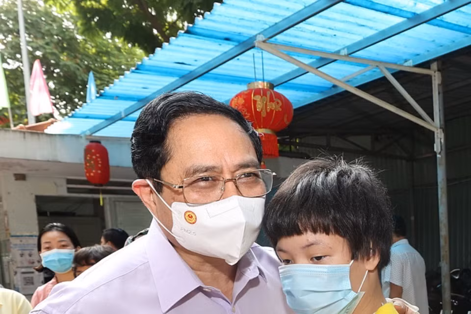  Thủ tướng Phạm Minh Chính với trẻ em đang được chăm sóc tại Trung tâm bảo trợ trẻ tàn tật mồ côi Thị Nghè. (Ảnh: Dương Giang/TTXVN)