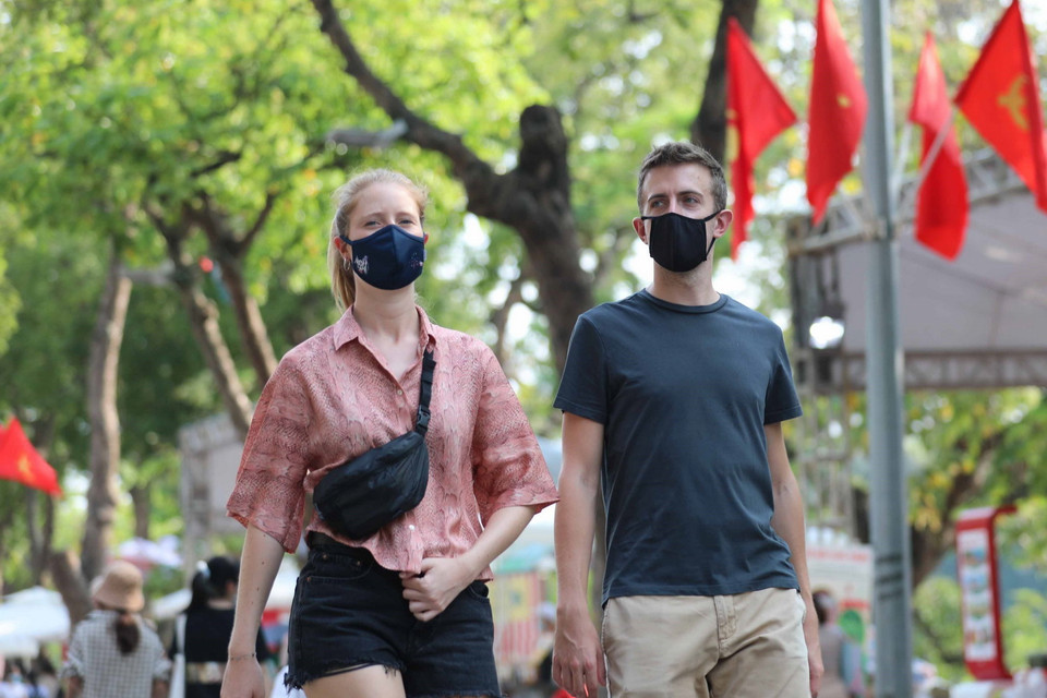 Du khách quốc tế trải nghiệm không gian phố đi bộ. (Ảnh: Thanh Tùng/TTXVN)