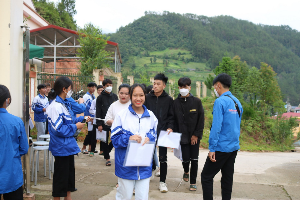  Các thí sinh của huyện Mù Cang Chải, tỉnh Yên Bái có mặt sớm, đầy đủ tại điểm thi Trường THCS và THPT Púng Luông, xã Púng Luông để chuẩn bị cho môn đầu thi đầu tiên của Kỳ thi tốt nghiệp THPT năm 2022. (Ảnh: Việt Dũng/TTXVN)