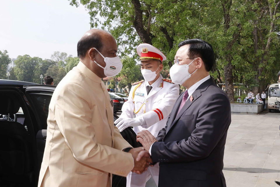 Chiều 19/4, tại Nhà Quốc hội, Chủ tịch Quốc hội Vương Đình Huệ đón Chủ tịch Hạ nghị viện Cộng hòa Ấn Độ Om Birla. (Ảnh: Doãn Tấn/TTXVN)