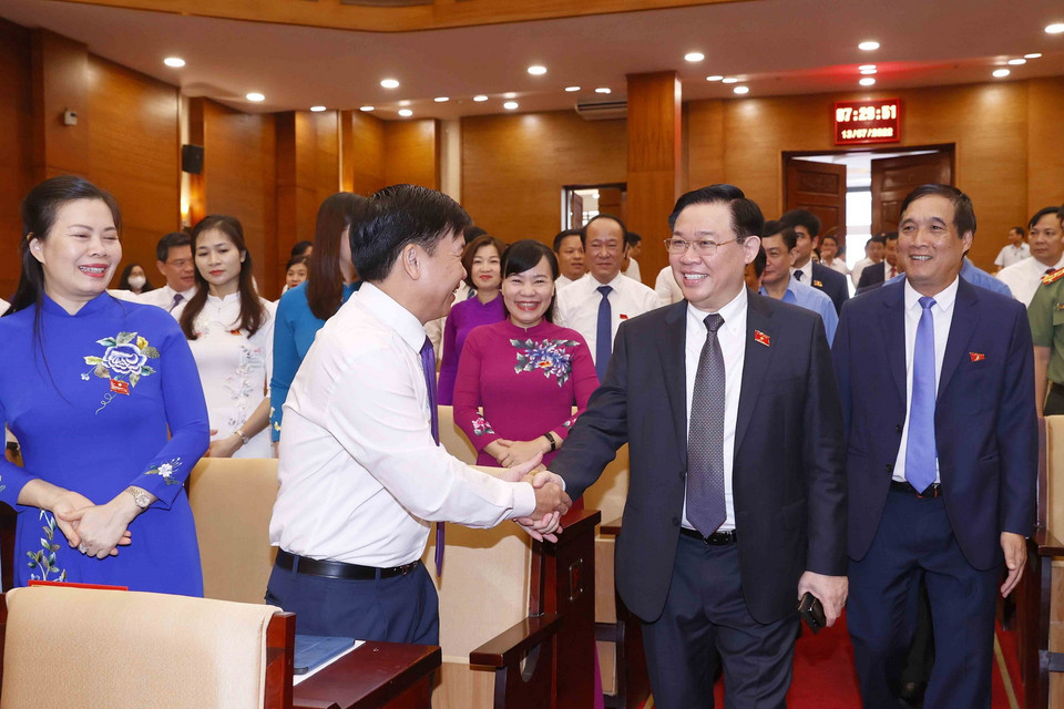 Chủ tịch Quốc hội Vương Đình Huệ với đại biểu. (Ảnh: Doãn Tấn/TTXVN)