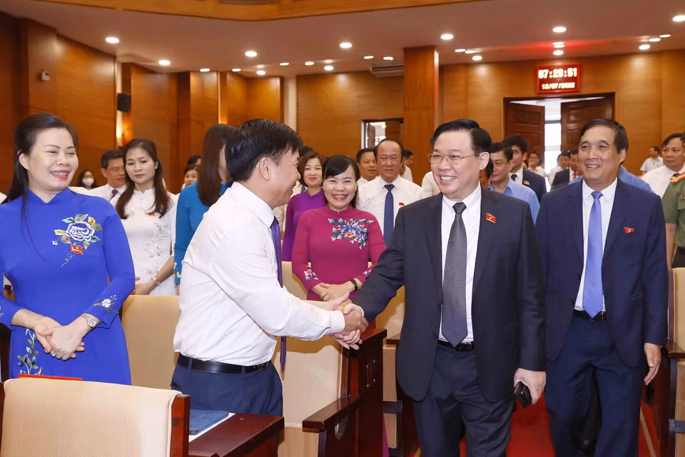 Chủ tịch Quốc hội Vương Đình Huệ với đại biểu. (Ảnh: Doãn Tấn/TTXVN)