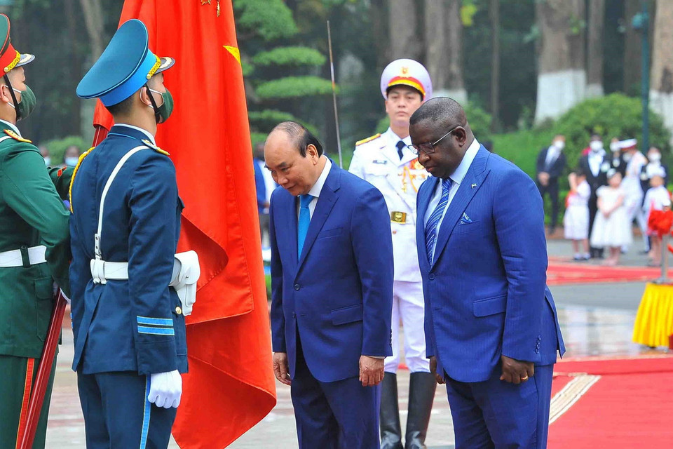 Chủ tịch nước Nguyễn Xuân Phúc và Tổng thống Julius Maada Bio tại Lễ đón. (Ảnh: Thống Nhất/TTXVN)