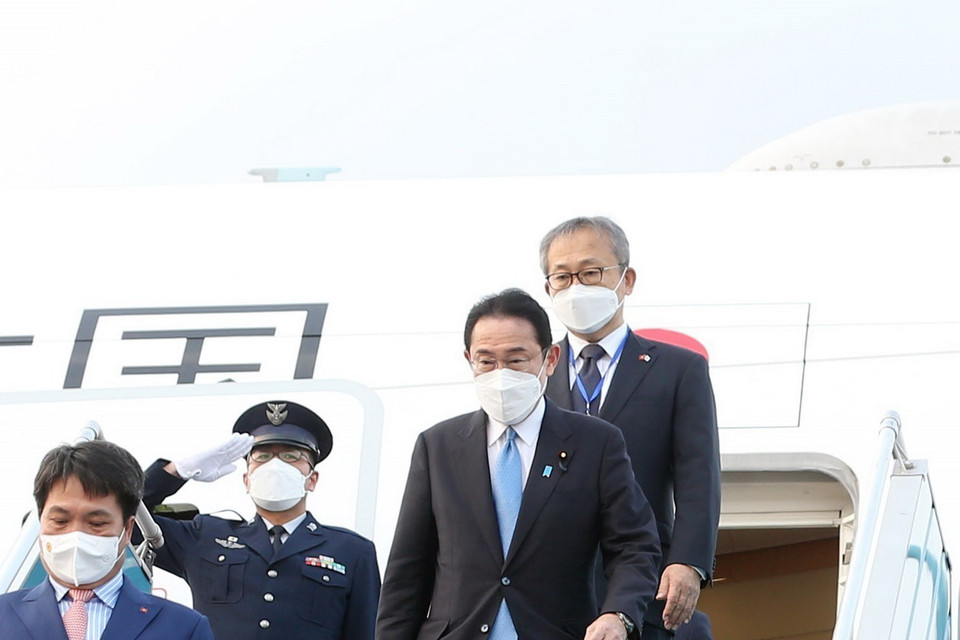 Thủ tướng Nhật Bản Kishida Fumio đến sân bay Quốc tế Nội Bài, Hà Nội. (Ảnh: Phạm Kiên/TTXVN)