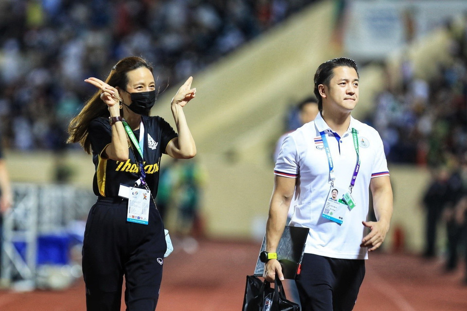 Nữ trưởng đoàn bóng đá Thái Lan Madam Pang bày tỏ tình cảm thân thiện với cổ động viên trên sân vận động Thiên Trường. (Ảnh: Tuấn Anh/TTXVN)