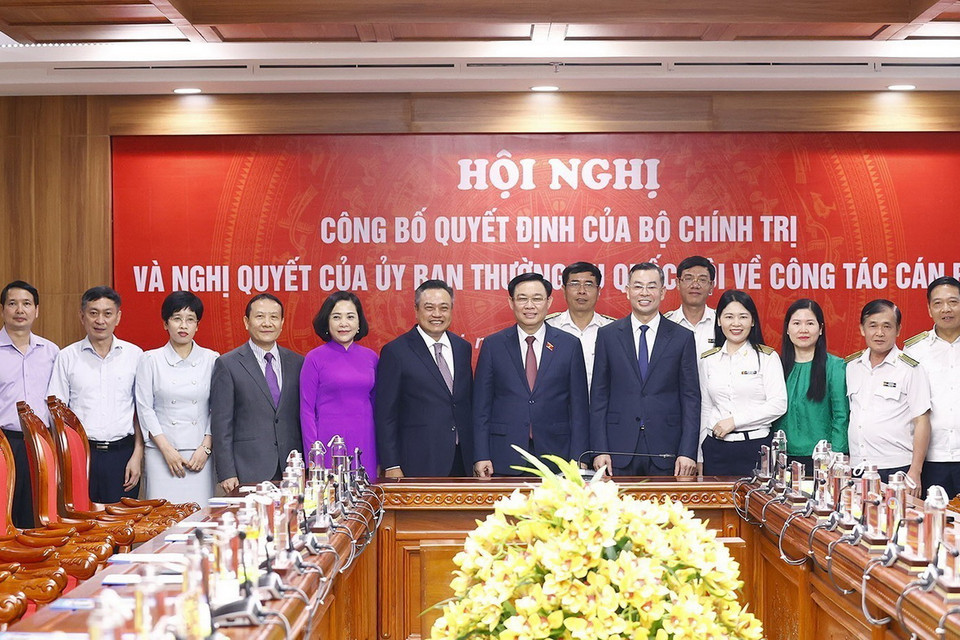 Chủ tịch Quốc hội Vương Đình Huệ với các đại biểu. (Ảnh: Doãn Tấn/TTXVN)