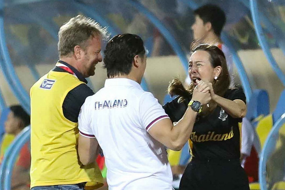 Nữ trưởng đoàn bóng đá Thái Lan Madam Pang cùng huấn luyện viên trưởng Mano Polking và Ban huấn luyện U23 Thái Lan ăn mừng bàn thắng thứ 5. (Ảnh: Thanh Tùng/TTXVN)
