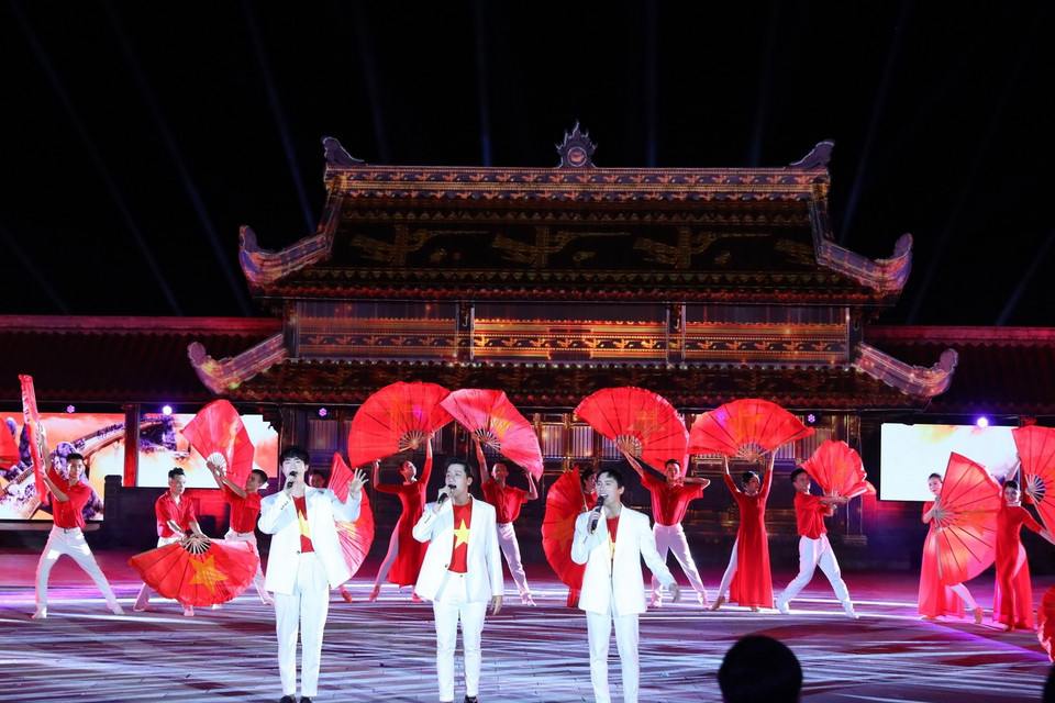 Chương trình nghệ thuật “Khát vọng hòa bình” tri ân các anh hùng, liệt sỹ. (Ảnh: Hoàng Hiếu/TTXVN)