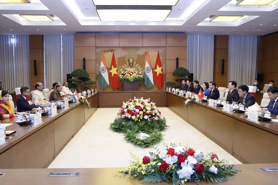 Quang cảnh buổi hội đàm giữa Chủ tịch Quốc hội Vương Đình Huệ và Chủ tịch Hạ nghị viện Cộng hòa Ấn Độ Om Birla. (Ảnh: Doãn Tấn/TTXVN)