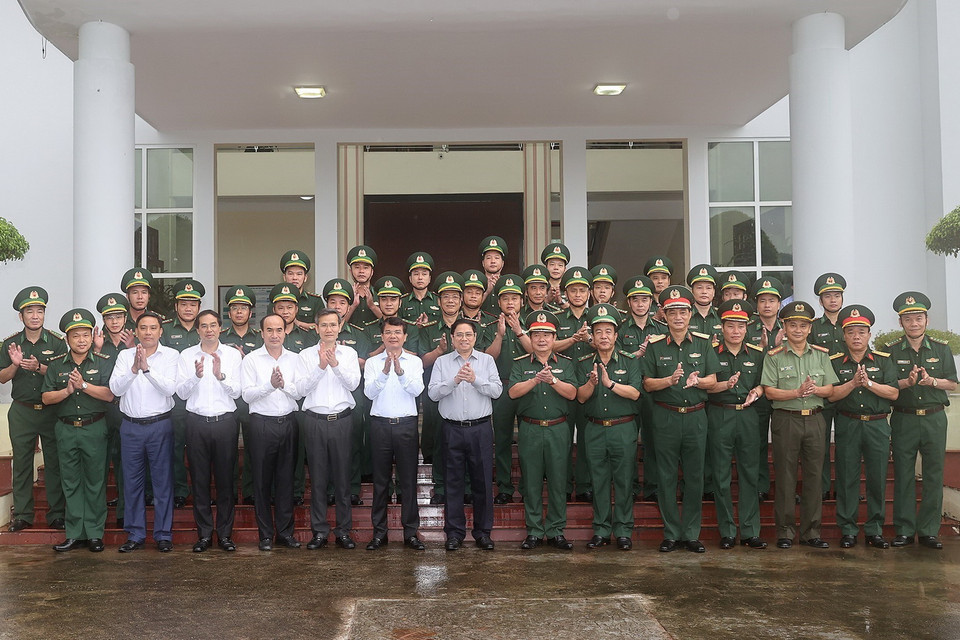 Thủ tướng Phạm Minh Chính với cán bộ, chiến sỹ Bộ Chỉ huy Bộ đội Biên phòng tỉnh Lào Cai. (Ảnh: Dương Giang/TTXVN)