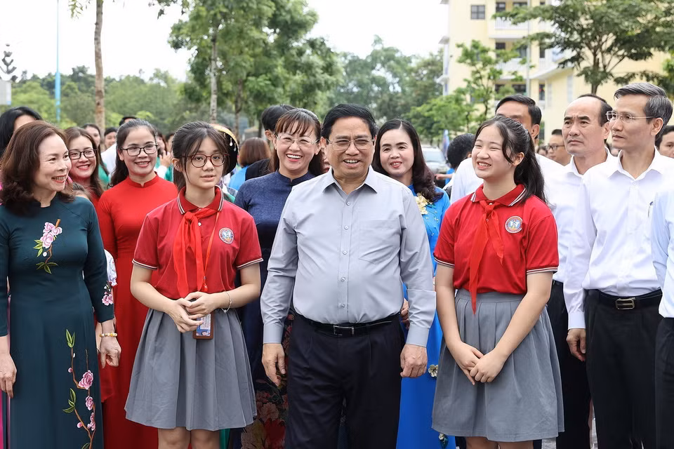 Thủ tướng Phạm Minh Chính và giáo viên, học sinh cụm liên trường thành phố Lào Cai. (Ảnh: Dương Giang/TTXVN)