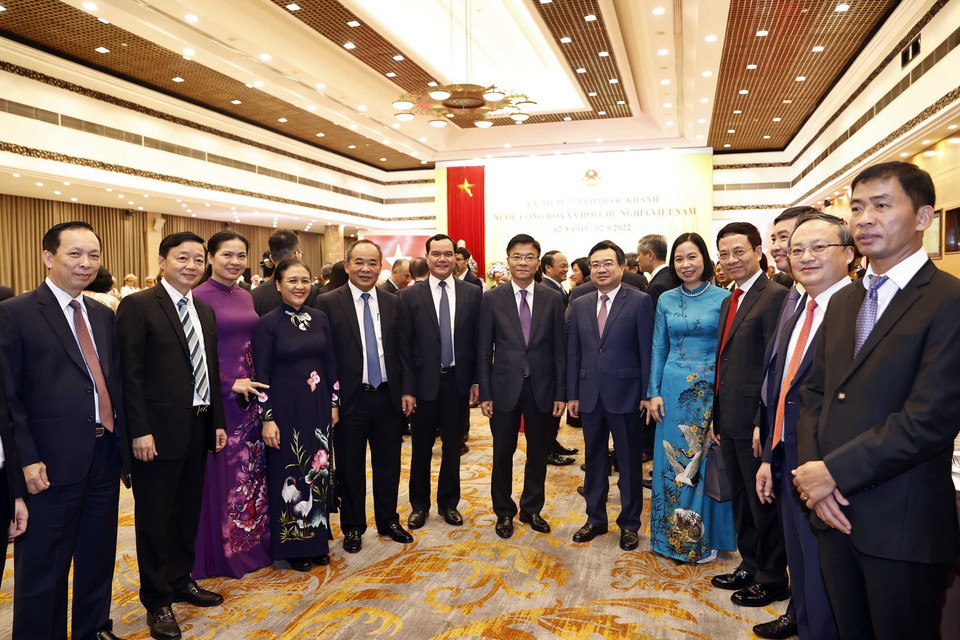  Tổng Giám đốc Thông tấn xã Việt Nam Vũ Việt Trang (áo xanh) cùng Lãnh đạo Đảng, Nhà nước dự Lễ kỷ niệm. (Ảnh: Thống Nhất/TTXVN)