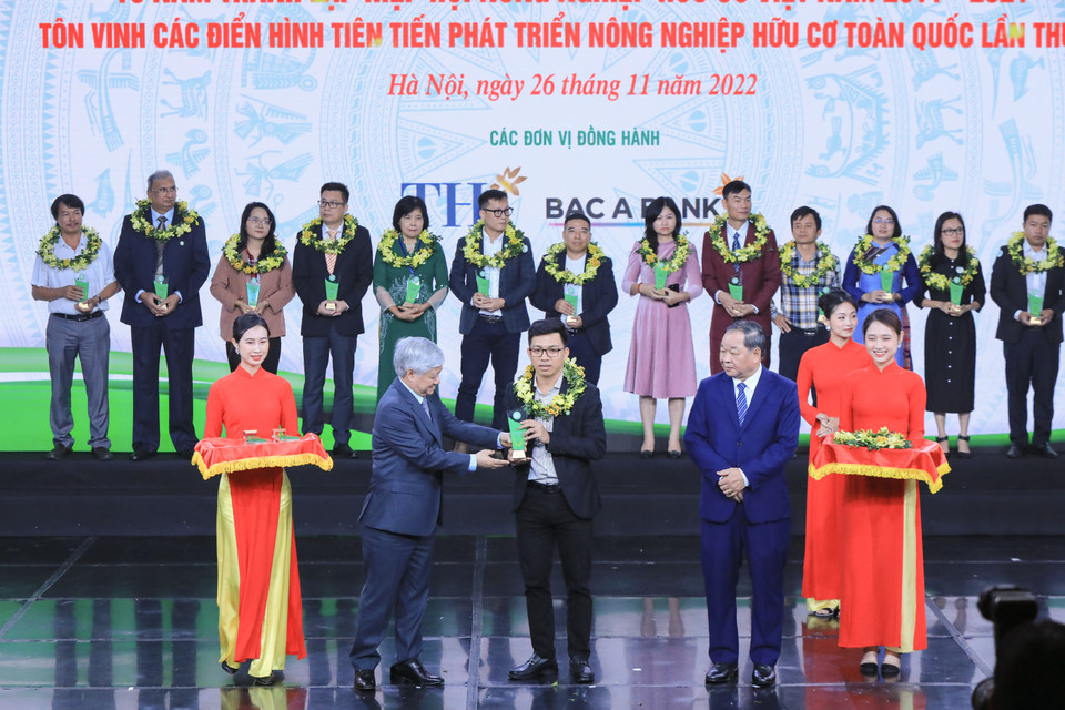 Đại diện của Công ty Cổ phần sản xuất và cung ứng rau sạch quốc tế FVF lên nhận Cúp “Sản phẩm hữu cơ vì sức khỏe cộng đồng.” (Ảnh: PV/Vietnam+) 