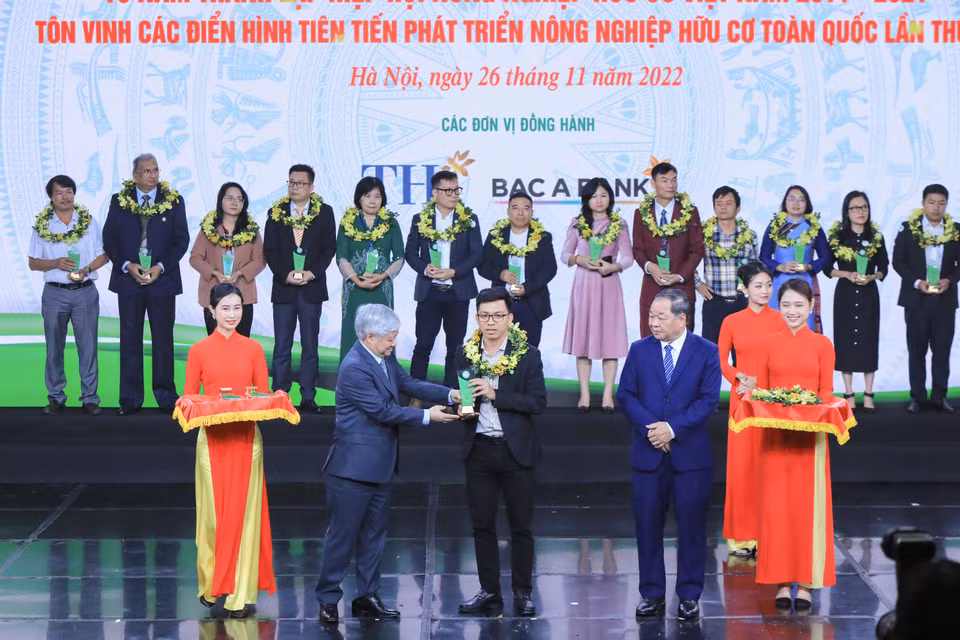 Đại diện của Công ty Cổ phần sản xuất và cung ứng rau sạch quốc tế FVF lên nhận Cúp “Sản phẩm hữu cơ vì sức khỏe cộng đồng.” (Ảnh: PV/Vietnam+) 
