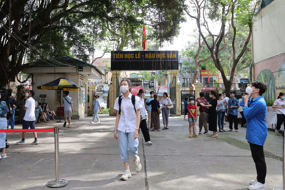 Sáng hôm nay, 17/6, gần 107.000 thí sinh làm thủ tục dự thi Kỳ thi tuyển sinh vào lớp 10 tại thành phố Hà Nội. (Ảnh: PV/Vietnam+)