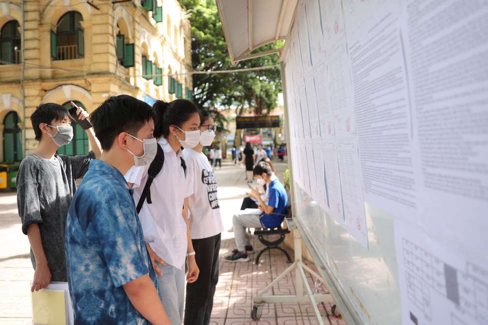 Khoảng 9 giờ, rất nhiều thí sinh tại điểm thi này có mặt trong sân trường để xem danh sách phòng thi. Năm nay nhà trường tổ chức cho các em vào trường và đợi trước phòng thi, không tập trung ở sân trường để phục vụ công tác phòng trách dịch. (Ảnh: PV/Vietnam+)