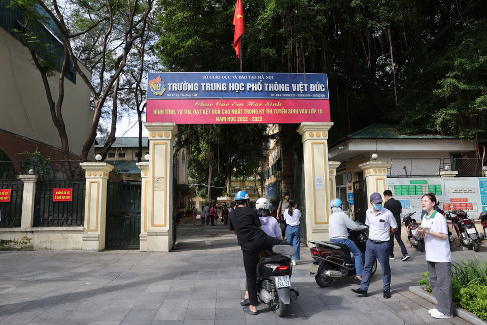 Ghi nhận tại điểm thi trường THPT Việt Đức (quận Hoàn Kiếm), dù 9 giờ mới bắt đầu vào trường nhưng nhiều thí sinh đã đến từ rất sớm. (Ảnh: PV/Vietnam+)