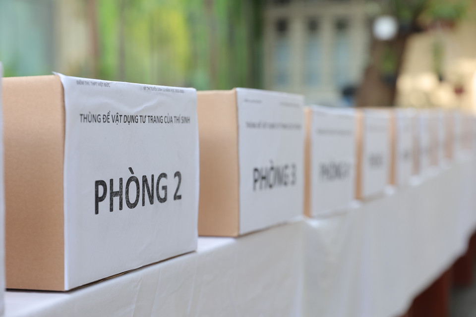 Tại điểm thi này, trường đã bố trí thùng cactông để đựng đồ, dán giấy ghi tên từng phòng thi và di chuyển các thùng đồ đến một phòng cách xa khu vực thi. (Ảnh: PV/Vietnam+)
