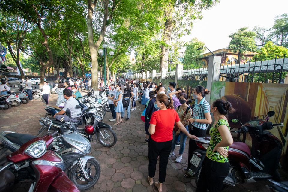 Ghi nhận thời điểm 6h30 sáng tại điểm trường THPT Phan Đình Phùng (quận Ba Đình), rất đông bậc phụ huynh đã đưa con em đến điểm thi này. (Ảnh: PV/Vietnam+) 