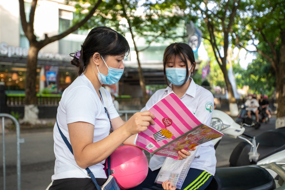 Bước vào môn thi đầu tiên với tâm trạng hồ hởi, bạn Hồ Ngọc Lê, học sinh THCS Nguyễn Tri Phương (Ba Đình) chia sẻ: "Hôm nay đi thi em không có một chút lo lắng nào cả bởi vì em đã ôn tập rất kỹ cho môn Văn. Em mong giành được 8,5 điểm." (Ảnh: PV/Vietnam+)