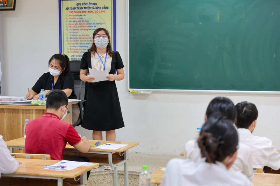 Giám thị phổ biến lại quy chế thi trước khi môn thi đầu tiên bắt đầu. (Ảnh: PV/Vietnam+)