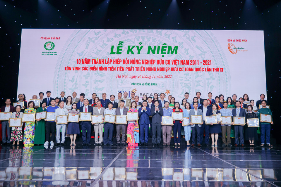 Sáng 26/11 tại Hà Nội đã diễn ra Lễ Kỷ niệm 10 năm thành lập Hiệp hội Nông nghiệp hữu cơ Việt Nam và Tôn vinh các đơn vị điển hình tiên tiến phát triển nông nghiệp hữu cơ lần thứ hai. Đây là sự kiện quy tụ những đơn vị hàng đầu về sản xuất hữu cơ tại Việt Nam, điển hình như Tập đoàn TH – đơn vị đạt 3 cúp vàng “Sản phẩm hữu cơ vì sức khỏe cộng đồng." (Ảnh: Minh Hiếu/Vietnam+) 