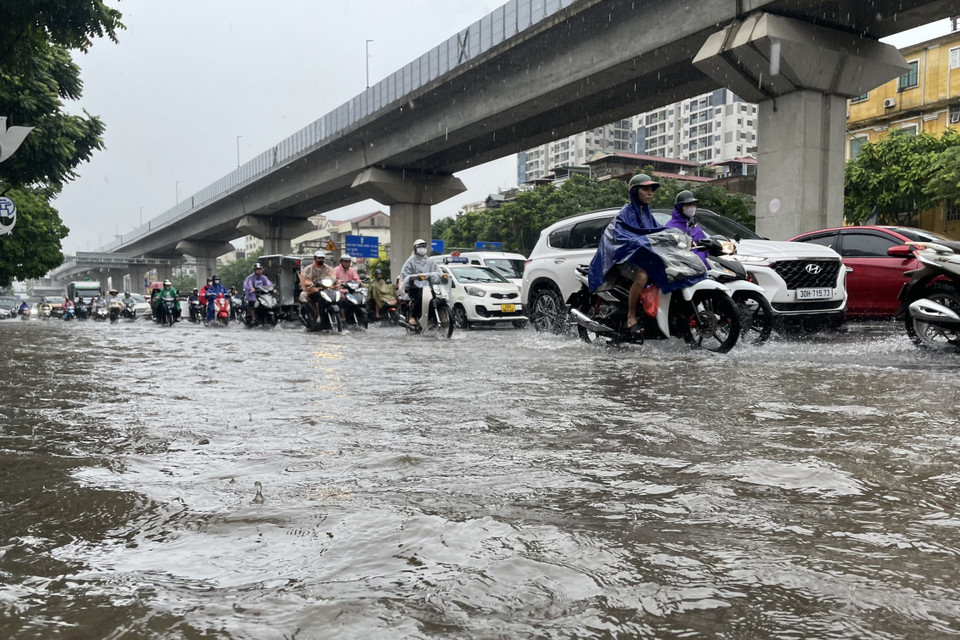 Trước đó, từ thời điểm 10h30 sáng, trên tuyến đường lớn như Nguyễn Trãi (quận Thanh Xuân) đã xuất hiện ngập úng cục bộ từ 20-30mm. (Ảnh: Minh Hiếu/Vietnam+)