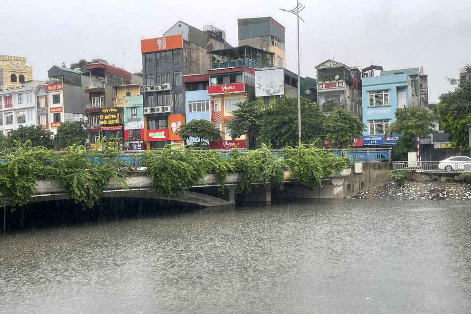 Lưu lượng nước trên sông Tô Lịch dâng cao vì mưa lớn kéo dài. (Ảnh: Minh Hiếu/Vietnam+)