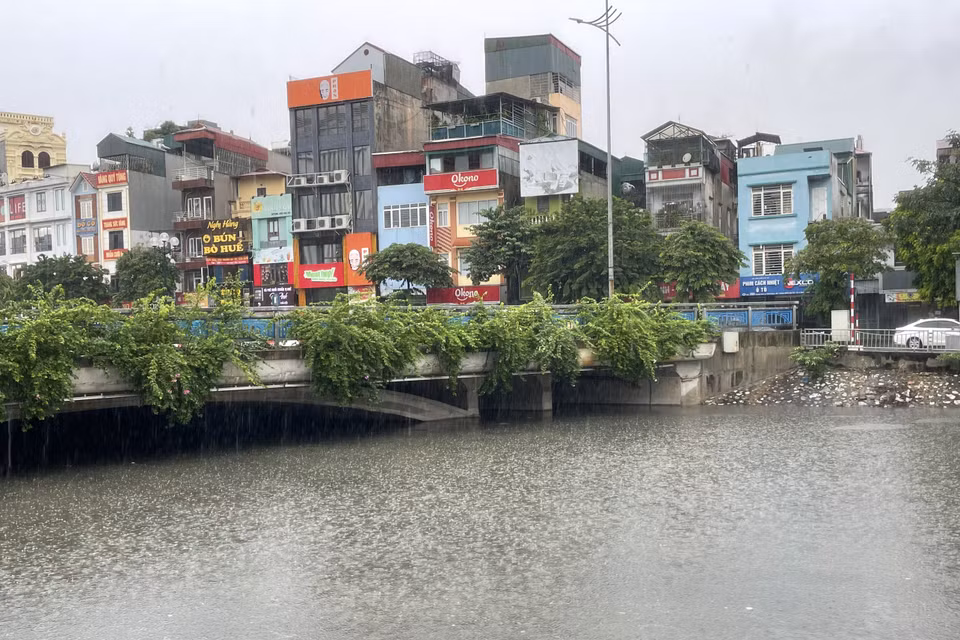 Lưu lượng nước trên sông Tô Lịch dâng cao vì mưa lớn kéo dài. (Ảnh: Minh Hiếu/Vietnam+)