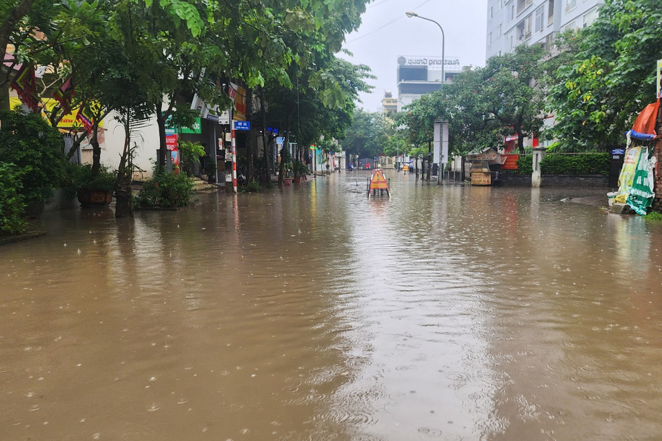 Tuyến phố Phú Xá (quận Tây Hồ) đã biến thành sông do ngập mưa. (Ảnh: PV/Vietnam+)