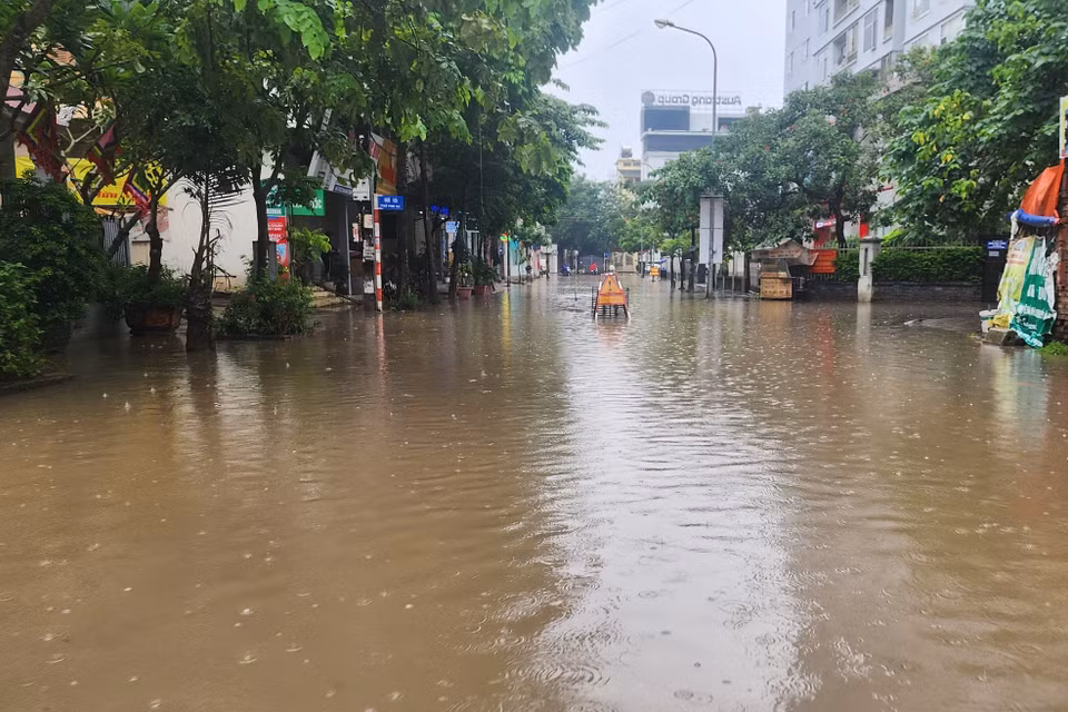 Tuyến phố Phú Xá (quận Tây Hồ) đã biến thành sông do ngập mưa. (Ảnh: PV/Vietnam+)
