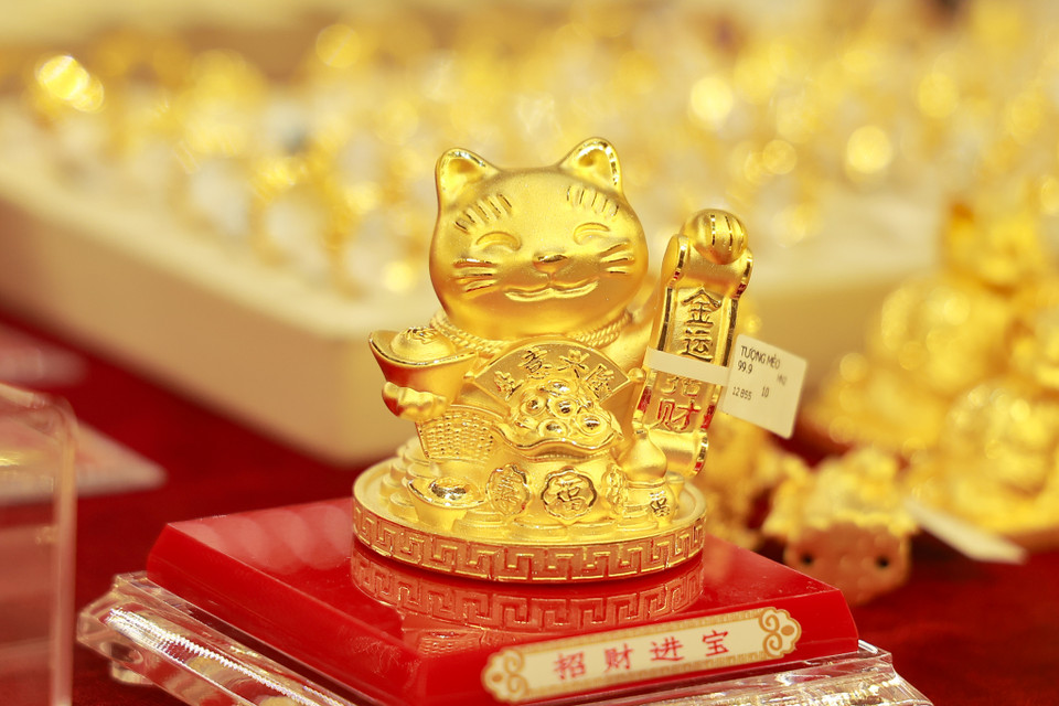 Sản phẩm tượng vàng mèo thần tài thu hút tài lộc. (Ảnh: Minh Hiếu/Vietnam+)
