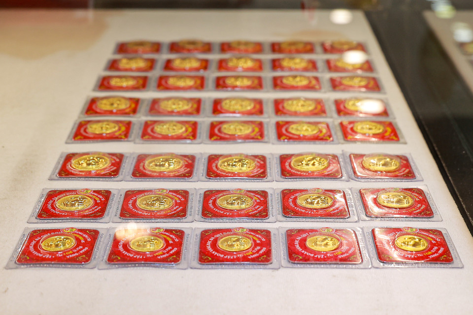 Phiên bản vàng ép vỉ 999.9 độc đáo Kim Mão Chiêu Tài, Kim Mão Phát Lộc mang hình tượng linh vật Mèo Vàng của năm 2023. (Ảnh: Minh Hiếu/Vietnam+)