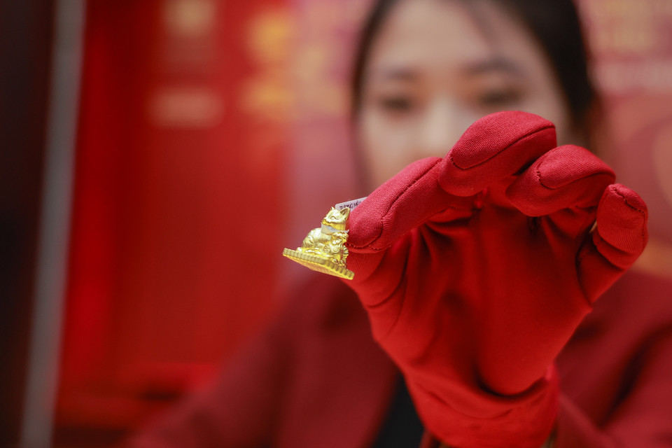 Các doanh nghiệp kinh doanh chế tác các sản phẩm vàng với thiết kế linh vật con Mèo của năm 2023 để thu hút người tiêu dùng. (Ảnh: Minh Hiếu/Vietnam+)