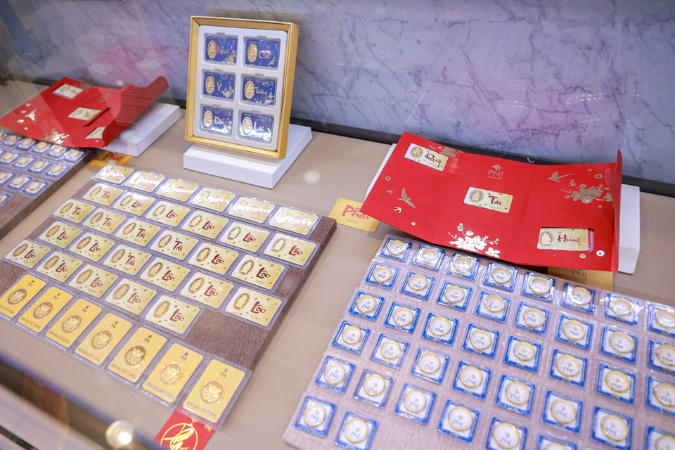 Dịp Thần Tài Quý Mão năm nay, công ty vàng bạc đá quý Phú Nhuận (PNJ) mang đến thông điệp “Thần Tài Gõ Cửa – Phát Lộc Khai Xuân” cùng các sản phẩm được chăm chút, truyền tải nhiều ý nghĩa, những thiết kế mang tính biểu tưởng linh vật của năm. (Ảnh: Minh Hiếu/Vietnam+)
