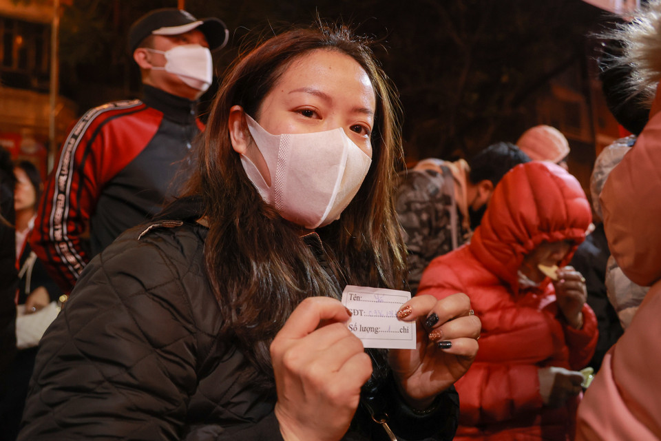 Chị Vũ Hải Yến (quận Đống Đa, Hà Nội) cho biết mình phải dậy lúc 5 giờ sáng để mua vàng nhưng đến nơi đã có nhiều người xếp hàng từ trước đó. Chị Yến đã duy trì thói quen mua vàng vào ngày vía Thần tài khoảng 3 năm nay. Theo chia sẻ của chị Yến, chị chỉ mua 1 chỉ vào ngày này để lấy may chứ không có ý định mua nhiều. (Ảnh: Minh Hiếu/Vietnam+)